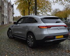 Elektryczny Mercedes parkuje na ulicy.