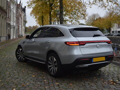 Elektryczny Mercedes parkuje na ulicy.