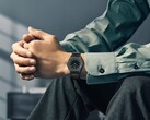 Model Citizen Eco-Drive One AR5065-54W na nadgarstku, z tarczą w kolorze leśnej zieleni i czerni, akcentami w kolorze różowego złota oraz ultracienką bransoletą pokrytą czarną powłoką.