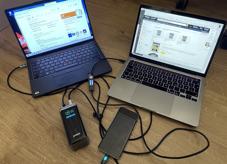 Zwykle podłączony do power banku: Lenovo X13s i Apple MBP 13 M1. (Zdjęcie: Andreas Sebayang/Notebookcheck.com)