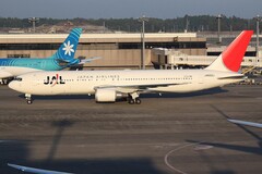 Samolot Japan Airlines na lotnisku w Tokio. (Źródło zdjęcia: aeroprints.com, CC BY-SA 3.0, via Wikimedia Commons)