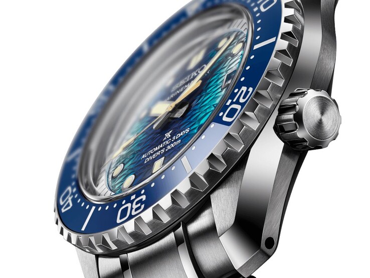 Seiko Marinemaster HBF002 z boku prezentuje niebieski ceramiczny bezel
