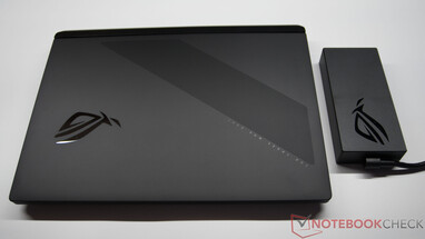 Asus ROG Strix SCAR 18 z zasilaczem o mocy 450 W