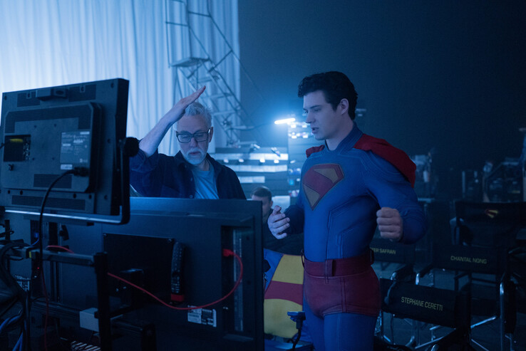 James Gunn reżyseruje Davida Corensweta na planie (Źródło zdjęcia: Warner Bros. / Greg Williams via La Voce di New York)