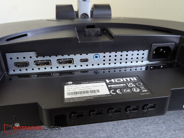 Wyjścia: HDMI, 2x DP, USB-C, gniazdo słuchawkowe, zasilanie