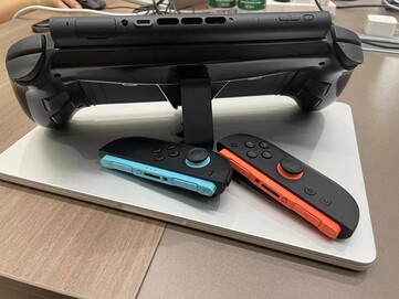 Kontroler Abxylute N9 Switch Grip ma podpórkę i obsługuje wyjście wyświetlacza. (Źródło obrazu: Abxylute)