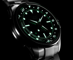 Model Atelier GMT Première M1a zmniejsza średnicę koperty w kolekcji GMT do 38 mm, w porównaniu z kopertą o średnicy 40 mm w modelu GMT24 M1a.