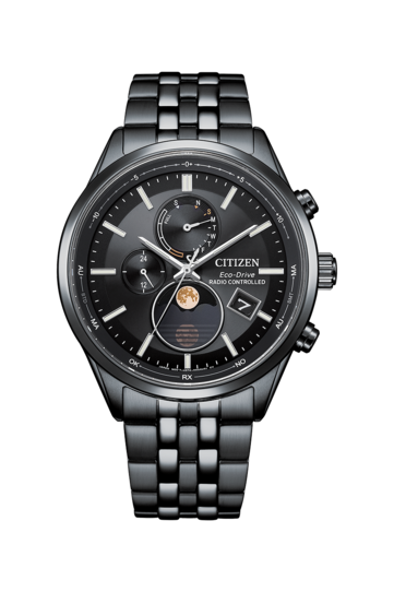Zegarek Citizen BY1035-56E Eco-Drive z funkcją faz księżyca, wyposażony w całkowicie czarną kopertę i bransoletę ze stali nierdzewnej, czarną tarczę, analogowy wskaźnik faz księżyca, dwa dodatkowe cyferblaty oraz okienko datownika.