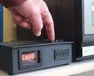 FieldStation42 w niestandardowym pudełku kablowym wydrukowanym w 3D (Źródło obrazu: wrongdog reckons na YouTube)