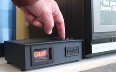 FieldStation42 w niestandardowym pudełku kablowym wydrukowanym w 3D (Źródło obrazu: wrongdog reckons na YouTube)