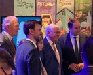 Prezydent Niemiec Frank-Walter Steinmeier na targach Gamescom obok stoiska „Future? No Thanks!”