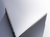 Model 14 Ultra waży 1,1 kg. Na zdjęciu: zdjęcie promocyjne przedstawiające bok laptopa.