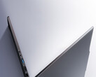 Model 14 Ultra waży 1,1 kg. Na zdjęciu: zdjęcie promocyjne przedstawiające bok laptopa.
