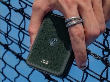 Wykończenie Motorola Razr Ultra Alcantara. (Źródło zdjęcia: Motorola)