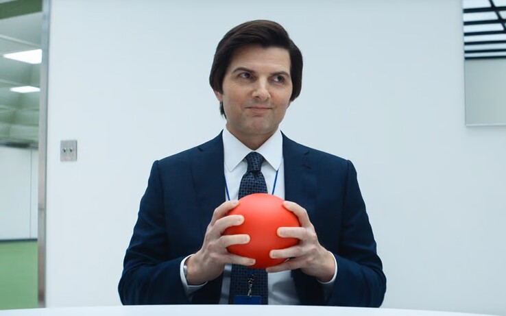 Mark (Adam Scott), opłakujący śmierć żony, wybiera odprawę jako sposób na ucieczkę od żalu przez połowę swojego życia na jawie. (Źródło obrazu: Apple TV+)