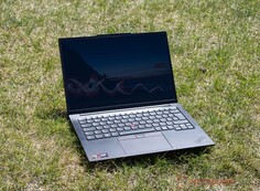 Lenovo ThinkPad E14 G8 w użytkowaniu na zewnątrz w warunkach słonecznych