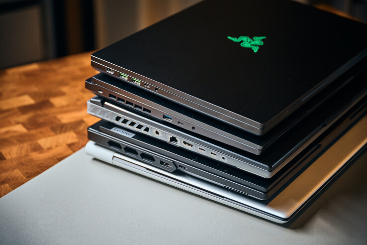 Od góry do dołu: Razer Blade 16 (zasilanie, 2 x USB-A, Thunderbolt 4, gniazdo audio), XMG Neo 16 (USB-A, USB-C, gniazdo audio), ROG Scar 16 (zasilanie, 2,5 GbE, USB-C, Thunderbolt 4, gniazdo audio), Legion Pro 7 (USB-A, Thunderbolt 4)
