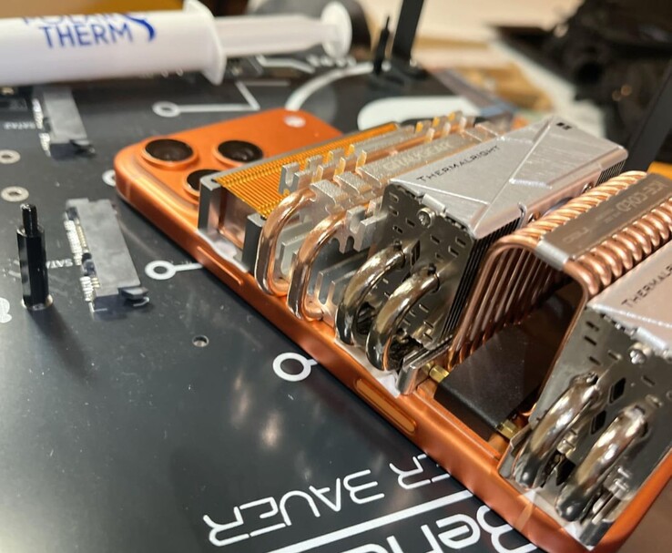 Kątowy widok iPhone'a 17 Pro Max pokazujący chłodnice SSD zamontowane z tyłu w celu zarządzania rozpraszaniem ciepła (źródło obrazu: u/T-K-Tronix via r/iphone)