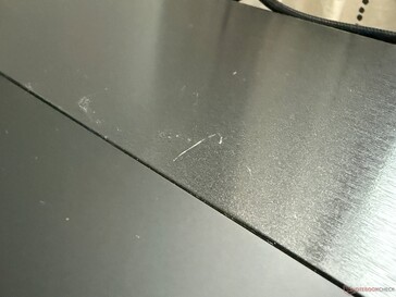Mimo że powierzchnia jest odporna na zarysowania, należy zachować ostrożność w przypadku magnesów