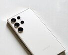 Biały smartfon Samsung Galaxy z czterema tylnymi aparatami na jasnej powierzchni