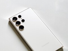 Biały smartfon Samsung Galaxy z czterema tylnymi aparatami na jasnej powierzchni