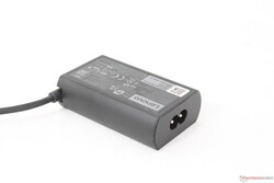 Mały (~7,5 x 4,7 x 2,2 cm) zasilacz sieciowy USB-C o mocy 65 W
