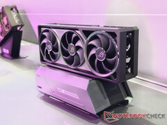 Oprócz portu Thunderbolt 5 dostępne są trzy porty USB-C 10 Gb/s. Na zdjęciu: eGPU. (Źródło obrazu: Notebookcheck)