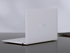 Laptop AMD ZenBook 14 Air 2026 jest dostępny z 16 GB pamięci RAM, a jego cena wynosi około 1 476 dolarów. Na zdjęciu: zdjęcie promocyjne przedstawiające tył laptopa.