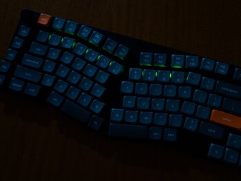 Keychron K15 Max pokazuje procent baterii z rzędem liczb
