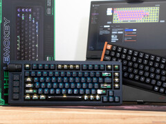 Klawiatury z efektem Halla Lemokey L1 HE Keychron K4 HE na biurku przed skrzynką i laptopem