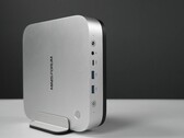 W zestawie z komputerem Minisforum M2 Pro Mini PC znajduje się pionowa podstawka.