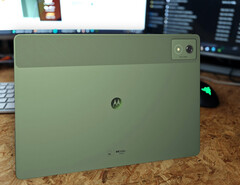 Moto Pad 60 Pro w stylowym zielonym kolorze jest dostępny tylko w kilku krajach, ale stanowi świetną alternatywę dla raczej nudnych urządzeń konkurencji. (Źródło zdjęcia: Notebookcheck)