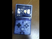 Anbernic RG35XX SP zostanie wkrótce wprowadzony na rynek, aby konkurować z Miyoo Mini Flip. (Źródło zdjęcia: @GameboyJuntaro)