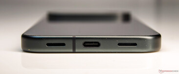 Dół: Głośnik, USB 3.2 Type-C, Mikrofon