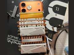 iPhone 17 Pro Max z dołączonym chłodzeniem SSD dla lepszej stabilności termicznej (źródło obrazu: u/T-K-Tronix via r/iphone)