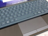 Dwa ekrany dotykowe mogą być wszechstronne, ale klawiatura i wirtualny clickpad mogą być niezgrabne w użyciu (źródło obrazu: Notebookcheck)
