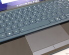 Dwa ekrany dotykowe mogą być wszechstronne, ale klawiatura i wirtualny clickpad mogą być niezgrabne w użyciu (źródło obrazu: Notebookcheck)