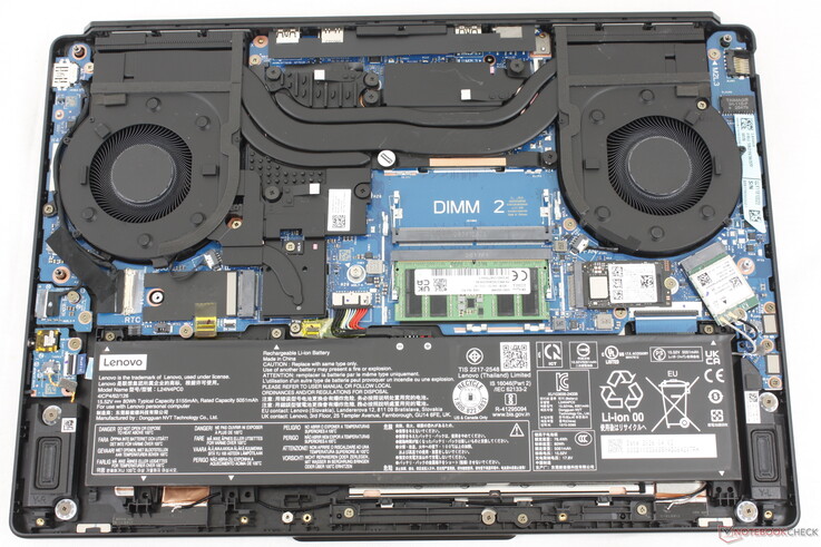 Model Legion 5 15IAX11 wyposażony jest w dwa gniazda pamięci RAM DDR5 SODIMM oraz dwa gniazda dysków SSD M.2. Jednak jeden z dysków musi mieć długość 42 mm lub mniej
