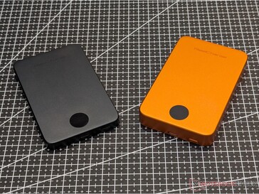 Bezprzewodowy power bank ReelCharge Solid State – 5 000 mAh (po lewej) i 10 000 mAh (po prawej).