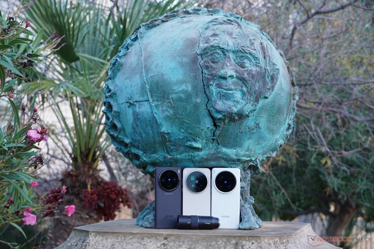 W latach 2024 i 2025 ukazały się trzy flagowe generacje Vivo: Vivo X100 Pro (po lewej), Vivo X200 Ultra (po prawej) i Vivo X300 Pro (w środku).