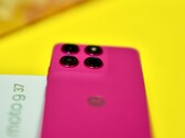 Obudowa Moto G37 jest stylowa, ale jakość wykonania nie jest idealna.