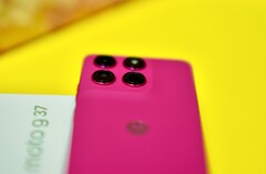 Obudowa Moto G37 jest stylowa, ale jakość wykonania nie jest idealna.