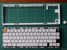 Lemokey P2 HE można rozdzielić, po prostu zdejmując pokrętło i ściągając górną obudowę