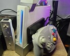Zmodyfikowana konsola Nintendo Wii z kontrolerem GameCube obok niej