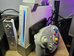 Zmodyfikowana konsola Nintendo Wii z kontrolerem GameCube obok niej
