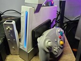 Zmodyfikowana konsola Nintendo Wii z kontrolerem GameCube obok niej