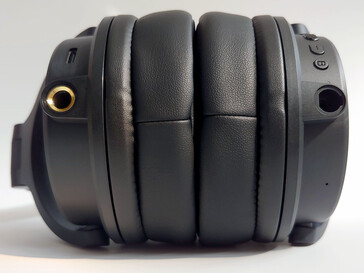 Port USB i gniazdo 6,35 mm na lewym nauszniku, gniazdo 3,5 mm na prawym. (Źródło zdjęcia: Notebookcheck)