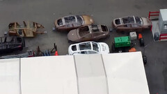 Tesla ma kilka intrygujących nowych ram nadwozia pojazdów rozrzuconych po fabryce we Fremont. (Źródło zdjęcia: TslaChan/X)