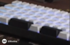Klawiatura z podzieloną spacją z krótkiego filmu na YouTube