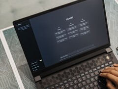 Ręce piszące na klawiaturze laptopa, na ekranie widoczna strona startowa ChatGPT